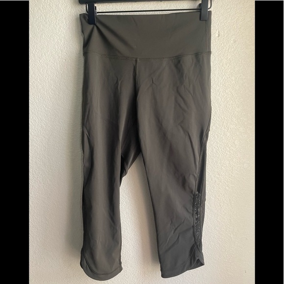 Lululemon green mesh capri size 8 - Picture 2 of 4
